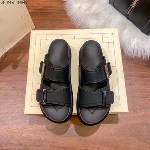 Slippers Fashion Slippers Дизайнер Классический желе с сандалиями. Женские плоские шлепанцы резиновые мужчины металлическая пряжка пляжные туфли на открытые высокие каблуки мягкая подошва 35-41 J230525