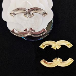 Guldnålar Designer Brosch Stämpel Kläder Smycken Mode Pärla 18K Guldpläterad Herr Dammärke Dubbel Bokstav Hänge Brosch Tröja Kostym Medtagen Pin