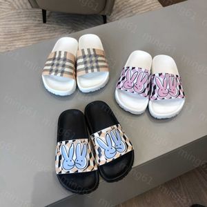 23SS Jungen Mädchen Sandalen Kinder Designer Schuhe Kinder Schuhe Sommer Flacher Boden Doppelte Kaninchen Karomuster Hausschuhe Sandalen Größe 26-35 große Kinder Hochwertige Kinderschuhe