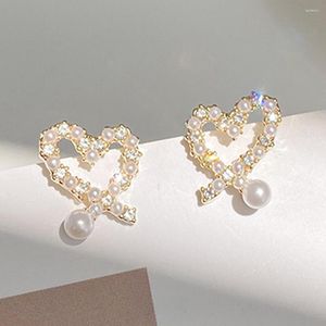 Orecchini a bottone Huitan Ly Progettato perla d'imitazione di moda coreana per le donne Accessorio per l'orecchio squisito a forma di amore Gioielli da sposa