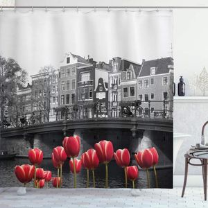 Duş Perdeleri Siyah ve Beyaz Perde Monokrom Amsterdam Kanal Kırmızı Laleler Evleri Banyo Dekor Set 70 
