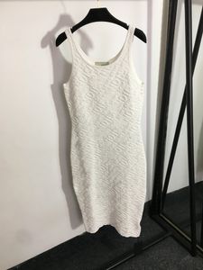 Le donne del progettista vestono l'abito casual di base vestito a due pezzi abito tridimensionale in rilievo a maniche corte in maglia a vita bassa