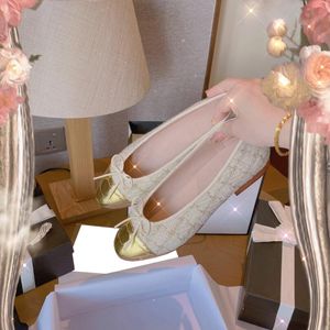 Klasik tasarımcı bayan bale ayakkabıları basit renk eşleştirme lüks yay koyun derisi el yapımı özel yüksek dereceli ayakkabı sandalet