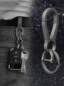 High-end Titanium Keychain Luxury Men Car Key Chain Key Ring Ultra Lightweight EDC Carabiner Holder Den bästa gåvan för män
