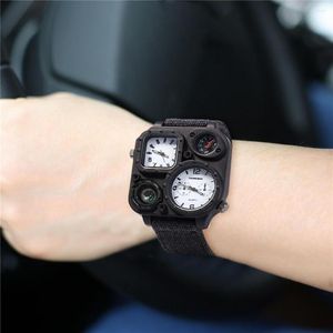腕時計を見るファッションスタイルのスクエアダイヤル調整可能なバックルデザインクォーツ男性マルチタイムゾーンデニムクロスストラップ腕時計カジュアル