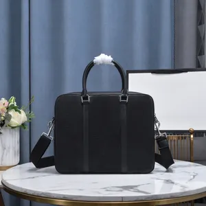 Präglad portföljman Designer Business Bags Den dubbelhanterade portföljen är också utrustad med en axelrem så att den kan bäras på axeln