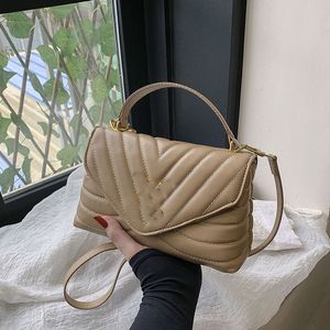 Varumärke 2024 Dag packar Small Design Chain Bag Women's New Fashion Versatile Ins High Quality and Atmospheric One Shoulder Crossbody Bag