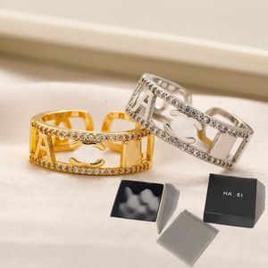 Nie verblassen Brandbrief Gold plattiert Edelstahl Open Bandringe Modedesigner Kristall Strass Ring für Frauen Hochzeit Schmuck Geschenke 2Colors