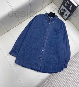 Bloups feminina Camisas Designer 2023 Verão Novo Fashable Loose Fit Back Back Solid Letter Design No Pick Denim Shirt Hogz