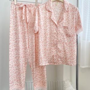 Kvinnors sömnkläder Kvinnor Satin Pink Leopard Print Pyjamas Set Short Sleeve Top och Pant Button-Down Loungewear Two Piece Pijama