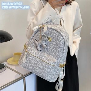 grossist damer axelväskor 4 färger college stil nit personlighet ryggsäck tecknad hänge stor kapacitet mode handväska populära bokstäver crossbody väska