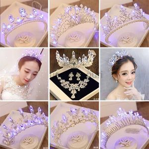 Inne modne akcesoria Wedding Crown Tiaras Bridal Pearl Pabłogów Tiary i korony LED LED LIGE Crown Bride Headpiece Wedding Hair Akcesoria DIADEM J230525