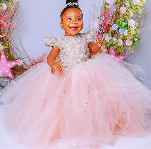 2023 Pink Flower Girls Dresses For Wedding Short Sleeeves Lovely Tulle Silver Crystal Beads Puffy Children Kids Party Communion klänningar Bollklänning Öppen rygg med Bow