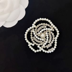 Lyxkvinnor Designer Brand Stamp Brosches 18K Guldpläterad inlay Crystal Rhinestone Jewelry Brosch Pearl Pin Män gifta sig med bröllopsfest tröja Tygtillbehör