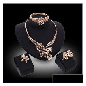 Bracciale Orecchini Collana Online In vendita Set di gioielli a farfalla cava Bracciale con pietre preziose bianche Anelli Oro 18 carati Famiglia di quattro Dr Dh0T2