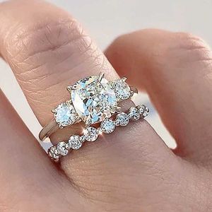 Band Rings Huitan Temperament Elegant 2st Women Rings Luxury Paved Dazzling Crystal Cubic Zircon Silver Color Wedding Party Trendy Jewelry AA230524