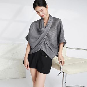 女性のTシャツYudx Miyake Pleated Top Women Fashion High-End Design Short-SleevedTシャツ夏エレガントなスリムフィットオールマッチングショート