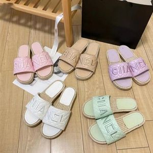 Designer-Sandalen, geflochtene Strohsohle, Strandhausschuhe, Damen, klassische Wohnungen, dicker unterer Absatz, Sommer, faule Flip-Flops, gestepptes Leder, Damen-Slides, Schuhe, Hotel-Badesandalen