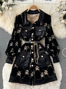 Grundläggande avslappnade klänningar Autumn Fashion Temperament Velvet Woman Dress Cute Bear Print Lace Up Midjel Lång ärm Kort kvinnor Button Up Vestidos 230526
