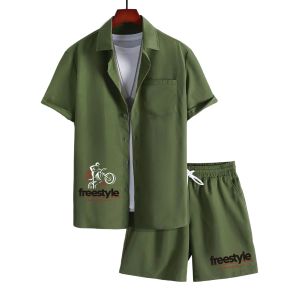 Herren-Sommeroutfit mit Motorrad- und Buchstabenaufdruck, Hemd mit Knöpfen und Shorts mit Kordelzug an der Taille