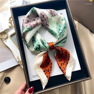 Halsdukar 2023 Tryck Silk Head Hijab Scarf For Women Satin Square Shawl Wraps Female Hair Wrist Neck Tie Foulard Bandana Fashion Echarpe