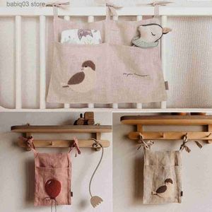 DIAPER Väskor Bedside Storage Bag Embrodery Bird Linen Baby Crib Organizer Hängväska för baby Essentials Bed Hanging Diaper Toy Tissue T230526