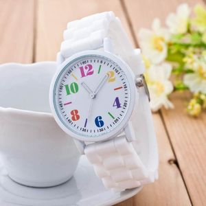 Armbandsur mode kvartsklockor för kvinnor lyxiga vita silikonarmband damer klänning klocka present kvinna