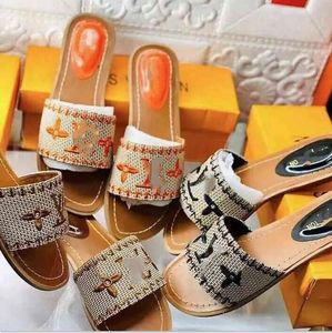 Fashion 2023 Designer Luxury New Women's Tofflor Rött linne Flat Tofflor G220527