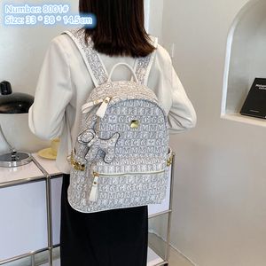 Fabrik -Outlet -Umhängetaschen 4 Farben College Style Nietpersönlichkeit Rucksack Cartoon Anhänger große Kapazität Fashion Handtasche Beliebte Buchstaben Crossbody Bag 8001#