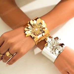 Große, breite, glatte Metalloberfläche mit Blumen-Manschettenarmbändern für Damen, übertriebene Armreifen, Armbänder, Modeschmuck