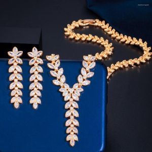 Brincos de colar Set Beaqueen Luxury Dubai Gold Color Leaf Wedding Jewelry Zirconia Long Drop e conjuntos para mulheres JS278