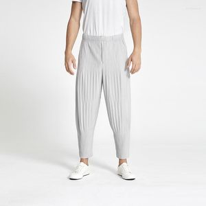 Pantalones de hombre de verano Miyake Fold de gran tamaño, sueltos y cómodos, pantalones cortos de harén informales de negocios