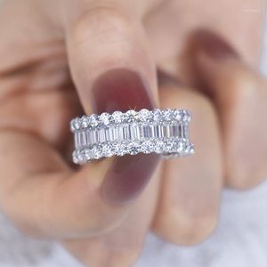 Pierścienie klastra Projekt niestandardowy 14K Gold 2x4 Emerald Cut Moissanite Pierścień zaręczynowy Kobiet Biżuteria