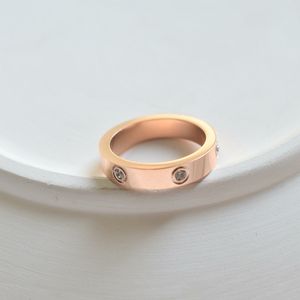 Ring Men designer ringar för kvinna diamantring förlovningsring med titan stål klassiska guld- och silver rosor tillgängliga i diameter 1.5-2.1 cm ingen blekning