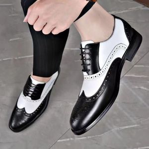 2023 Scarpe piatte in pelle Bullock Carving Moda Uomo Mocassino Scarpe eleganti Pantofola Scarpa casual