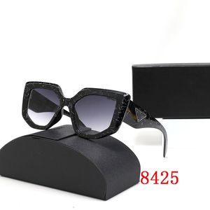 Óculos de sol de designer de moda quente para homens Óculos clássicos óculos de óculos de óculos de praia ao ar livre para mulheres 7Color Signatura triangular opcional com caixa de presente