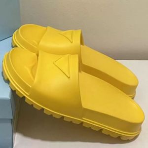 2023 Designer tofflor skumgummi mulor präglade triangel logotyp sandaler kvinnor sommar strand flip flops non-halp vattentäta badrumsglas