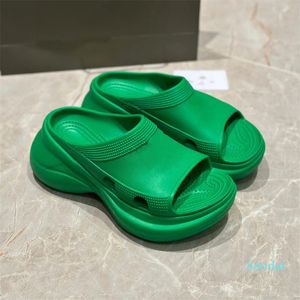 Designer Produtos de primavera e verão Moda Bolo Sandals Sapatos Designer Hole Espessura Sapatos Tamanho não deslizante 35-42