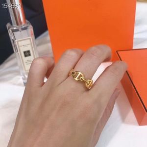 Anel de designer anel liso impresso novo estilo muito simples e elegante letra de moda anéis