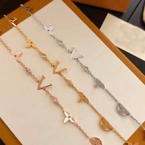 Bracciali classici Bracciale rigido in acciaio inossidabile placcato oro 18 carati Fiore Lettera Pendenti Amanti Regalo Polsino Polsino Catena Bracciale da donna per regalo di compleanno VV