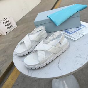 새로운 디자이너 샌들 여성 슬리퍼 퀼트 가죽 스포츠 샌들 편안한 두꺼운 바닥 해변 신발 여름 레이디 오픈 발가락 슬라이드