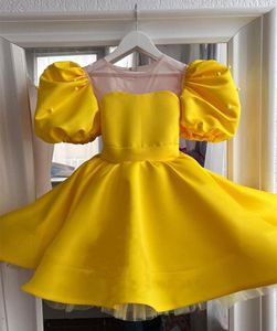 La ragazza veste il vestito giallo del fiore del raso per l'anno di Natale dell'abito del partito del bambino delle maniche a sbuffo del collo puro di cerimonia nuziale