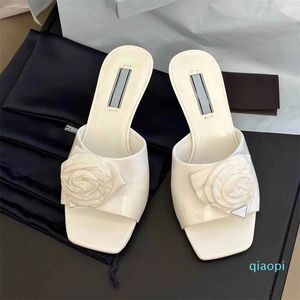 Projektant Summer Luxury Buty Pra-Sandals Floral Flower Slide Women Kitten Heels Szczotek skórzany biały czarny kapcie