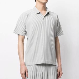 Men's Polos Simple Casual Miyake Homme Plisse Pleated Fabric Loose Top Lapel Short Sleeve Polo Shirt 230526