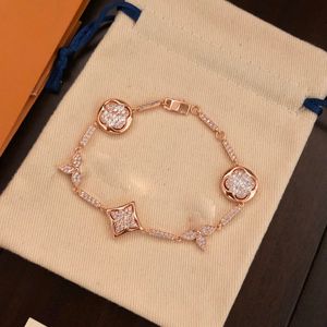 Luxurys Designer Lucky Bracelet Classic Women Women Sparkling Grass Policy Policy File Buckle Love Charm Bracelets Casual Casual Casual Man Chain Good Nice