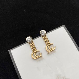 I designer di orecchini progettano borchie per le donne, lussuosi gioielli in argento con lettera d'oro in cristallo di perle a forma di cuore d'oro