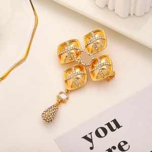 Brocos de aço inoxidável por atacado Broches de moda feminina marca de designer dupla letra Broche nunca desaparece 18k Acessório de jóias para festas de festas de casamento de pinos de revestimento de ouro 18k