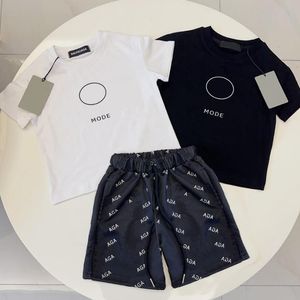 2023 Designerkläder Småbarn pojkar kläder sätter sommar baby kortärmare t shirt shorts 2 st dräkt för barn kläder träning