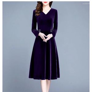 Casual Dresses Women's Gold Velvet Dress 2023 Spring Autumn Long-Sleeved V-Neck Middle Aged Mother Elegant A Word Long 3XL W2670