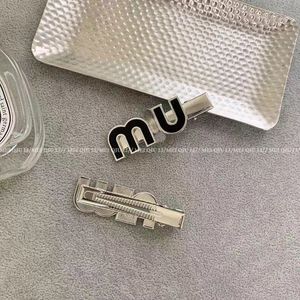 Metallbrief Miu Home Hair Clip Mode vielseitige Seitenknall -Clip -Clip -Clip gebrochener Haarclip neuer Stil Clip